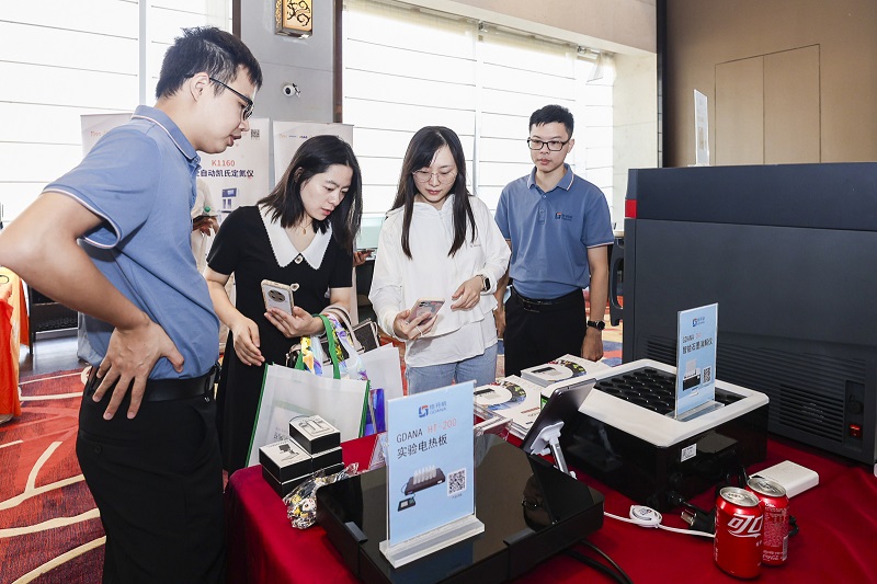 格丹納銷售總經理為實驗室老師介紹儀器 格丹納銷售總經理為實驗室老師介紹儀器