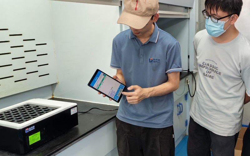 格丹納實(shí)驗(yàn)員演示操作